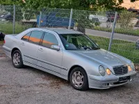 Używany Mercedes E220 143 KM (105 kW) 2001 Srebrny Sedan/Limuzyna