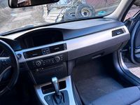 Gebraucht BMW 320 184 PS (135 kW) 2011 Grau Kombi