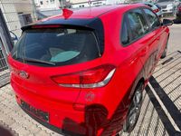 Gebraucht Hyundai i30 Trend 110 PS (80 kW) 2017 Rot Limousine
