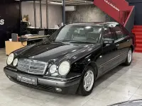 Używany Mercedes E240 Elegance 170 KM (125 kW) 1997 Czarny Sedan/Limuzyna