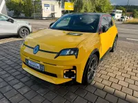 Neu Renault 5 E-Tech Iconic 110 kW (150 PS) 2026 Pop yellow mit black pearl Kleinwagen