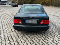 Second-hand Mercedes E320 220 CP (161 kW) 1996 Berlinǎ