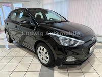 Gebraucht Hyundai i20 Passion Plus 84 PS (61 kW) 2018 Schwarz Limousine