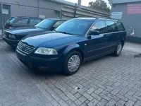 Gebraucht VW Passat 131 PS (96 kW) 2001 Blau Kombi