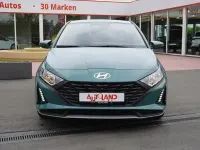 Neu Hyundai i20 79 PS (58 kW) 2025 Mangrovegreenmet. Kleinwagen
