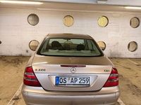 Gebraucht Mercedes E220 Elegance 150 PS (110 kW) 2002 Gold Limousine
