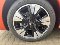 Neu VW T7 150 PS (110 kW) 2025 Monosilber metallic/ energetic orange me tallic Van