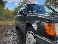 Gebraucht Mercedes 200 118 PS (86 kW) 1990 Schwarz Kombi