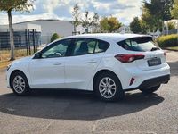 Usado Ford Focus Cool & Connect 120 HP (88 kW) 2022 Branco Sedan