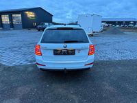 Gebraucht Skoda Octavia Style 179 PS (131 kW) 2015 Laserweiss Kleinwagen