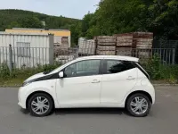 Używany Toyota Aygo 69 KM (50 kW) 2016 Biały Hatchback