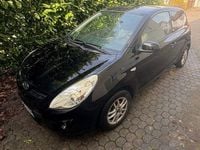 Gebraucht Hyundai i20 77 PS (56 kW) 2011 Schwarz Kleinwagen