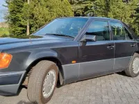Używany Mercedes E300 220 KM (161 kW) 1990 Czarny Sedan/Limuzyna