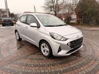 Gebraucht Hyundai i10 Trend 67 PS (49 kW) 2022 Sleek silver / met Kleinwagen