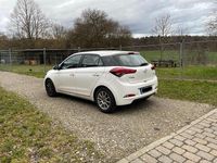 Gebraucht Hyundai i20 75 PS (55 kW) 2015 Weiß Kleinwagen