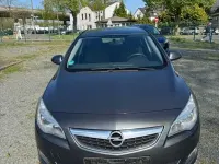 Używany Opel Astra Edition 101 KM (74 kW) 2013 Srebrny Sedan/Limuzyna
