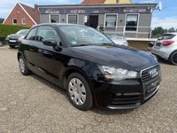 Używany Audi A1 Attraction 86 KM (63 kW) 2011 Czarny Hatchback
