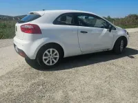 Używany Kia Rio Attract 86 KM (63 kW) 2012 Biały Sedan/Limuzyna