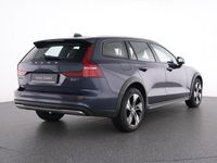 Gebraucht Volvo V60 CC Plus 197 PS (144 kW) 2023 Denim blue / metallic Kombi