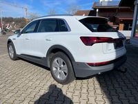 Gebraucht Audi e-tron Sport 230 kW (313 PS) 2022 Gletscherweiß metallic SUV