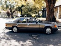 Gebraucht Mercedes E230 132 PS (97 kW) 1987 Gold Limousine