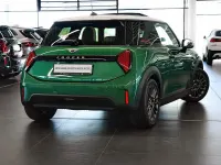 Gebraucht Mini Cooper Favoured 156 PS (114 kW) 2024 British racing green iv Kleinwagen