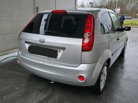 Gebraucht Ford Fiesta Ambiente 70 PS (51 kW) 2005 Silber Kleinwagen