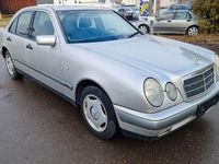 Gebraucht Mercedes E220 Classic 102 PS (75 kW) 1998 Silber Limousine