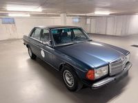 Second-hand Mercedes E250 140 CP (102 kW) 1981 Albastru Berlinǎ