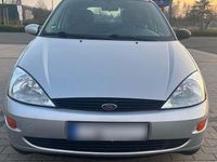 Używany Ford Focus Ambiente 75 KM (55 kW) 2001 Srebrny Sedan/Limuzyna