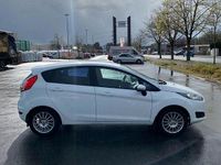 Gebraucht Ford Fiesta 101 PS (74 kW) 2013 Weiß Kleinwagen