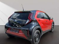 Gebraucht Toyota Aygo Connect Style 72 PS (52 kW) 2022 3u4)/ black mica (209) (rot Kleinwagen