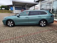 Gebraucht VW Passat Elegance 150 PS (110 kW) 2024 Maripositgrün metallic Kombi