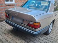 Gebraucht Mercedes E230 136 PS (100 kW) 1988 Andere farben Limousine
