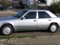 Używany Mercedes E300 190 KM (139 kW) 1990 Srebrny Sedan/Limuzyna