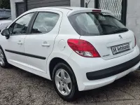 Gebraucht Peugeot 207 Tendance 92 PS (67 kW) 2011 Weiß Limousine