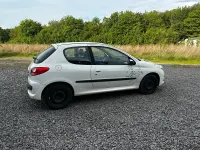Gebraucht Peugeot 206+ 75 PS (55 kW) 2011 Weiß Kleinwagen