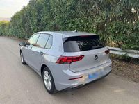 Gebraucht VW Golf VIII Life 131 PS (96 kW) 2023 Grau Limousine