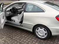 Gebraucht Mercedes C180 129 PS (94 kW) 2002 Silber Coupé