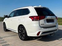Second-hand Mitsubishi Outlander P-HEV 211 CP (155 kW) 2017 Alb SUV