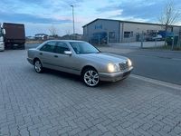 Gebraucht Mercedes E200 136 PS (100 kW) 1995 Gold Limousine