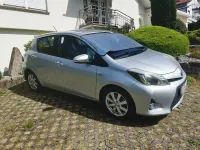 Gebraucht Toyota Yaris Hybrid 75 PS (55 kW) 2012 Silber Kleinwagen