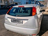 Gebraucht Ford Focus Trend 75 PS (55 kW) 1999 Silber Kleinwagen