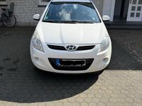 Gebraucht Hyundai i20 77 PS (56 kW) 2012 Weiß Kleinwagen