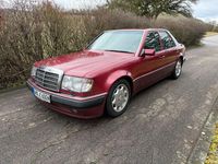 Używany Mercedes E500 326 KM (239 kW) 1991 Czerwony Sedan/Limuzyna