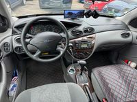 Usado Ford Focus Ghia 101 CV (74 kW) 1999 Plateado Berlina