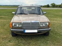 Używany Mercedes E280 180 KM (132 kW) 1982 Złoty Kombi