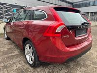 gebraucht Volvo V60 DRIVe MOMENTUM AHK/BIXENON/NAVI/PDC/TOT/ACC