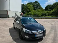 Gebraucht Opel Astra 101 PS (74 kW) 2011 Schwarz Limousine