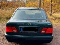 Gebraucht Mercedes E230 150 PS (110 kW) 1997 Grün Limousine